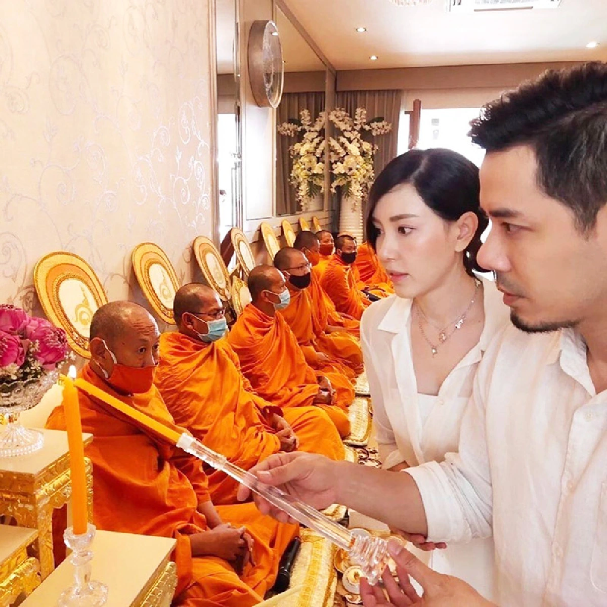 คู่นี้น่ารัก! เชน-แพร ควงคู่ทำบุญบ้าน อวดโมเมนต์หวานนึกว่างานแต่ง