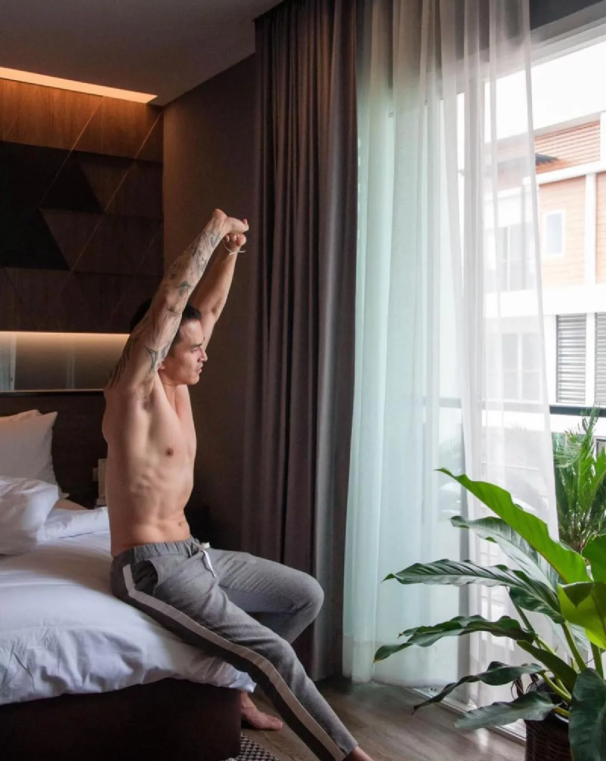 สงกรานต์ ทำเอาคนหลุดโฟกัส! กับรูปถอดเสื้ออวดหุ่นฟิตอวดกล้ามท้องแน่นๆ 