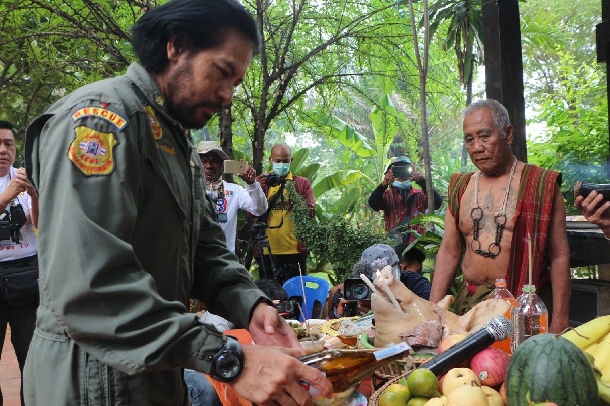 บิณฑ์-เอกพันธ์ นำอาหารกว่า10ตันเลี้ยงช้างสุรินทร์มอบเงินช่วยเหลือควาญ
