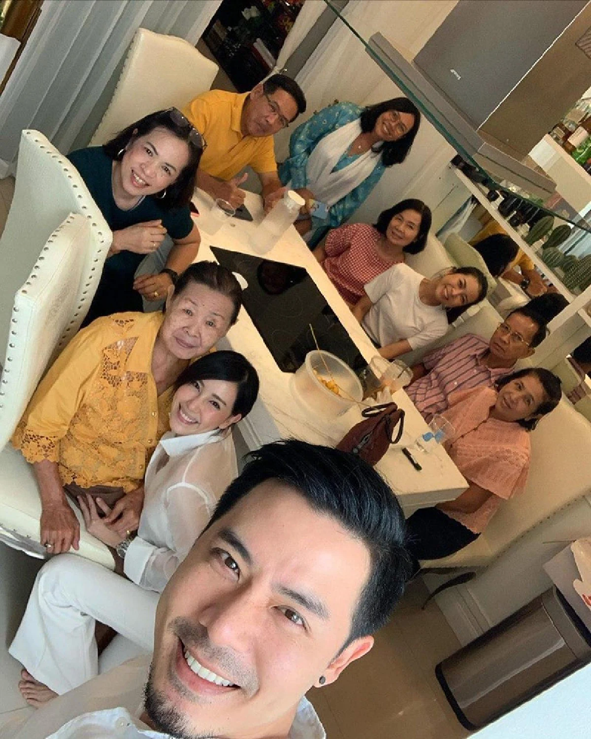 คู่นี้น่ารัก! เชน-แพร ควงคู่ทำบุญบ้าน อวดโมเมนต์หวานนึกว่างานแต่ง