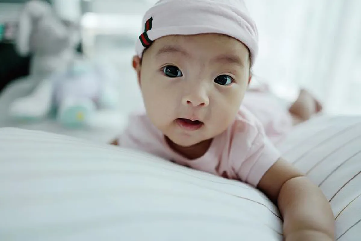 เจนี่-มิกกี้ จุ๊บหัวลูกสาว น้องโนล่า อบอุ่นน่ารักกลางสระน้ำ