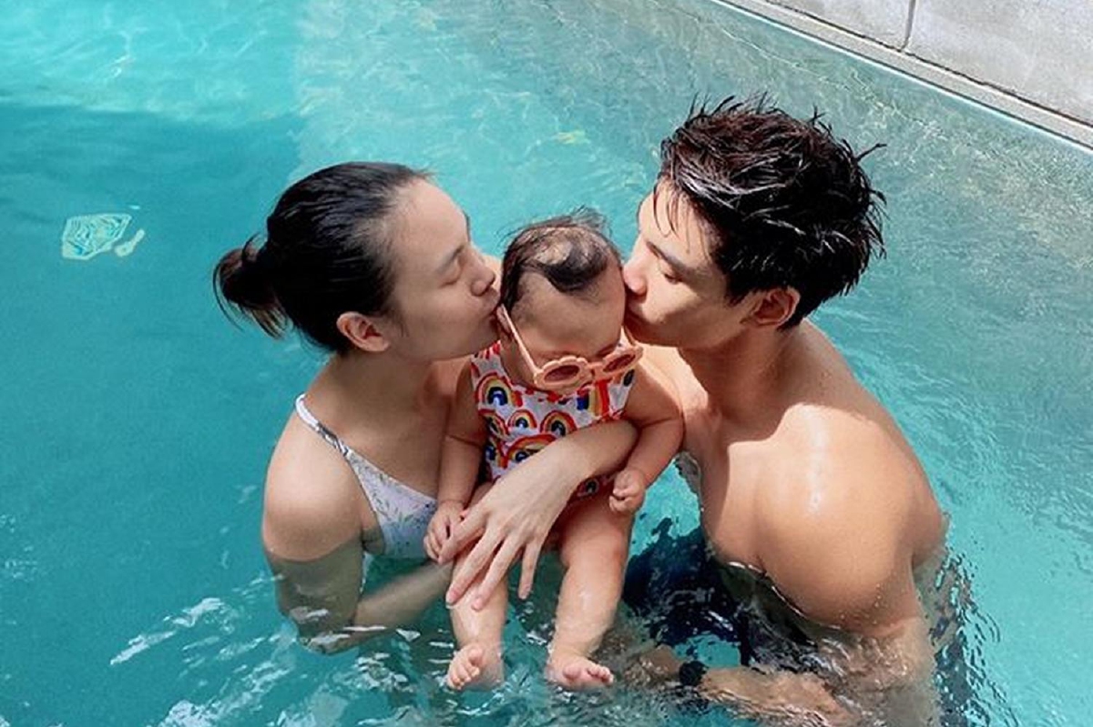 เจนี่-มิกกี้ จุ๊บหัวลูกสาว น้องโนล่า อบอุ่นน่ารักกลางสระน้ำ เจนี่-มิกกี้ จุ๊บหัวลูกสาว น้องโนล่า อบอุ่นน่ารักกลางสระน้ำ