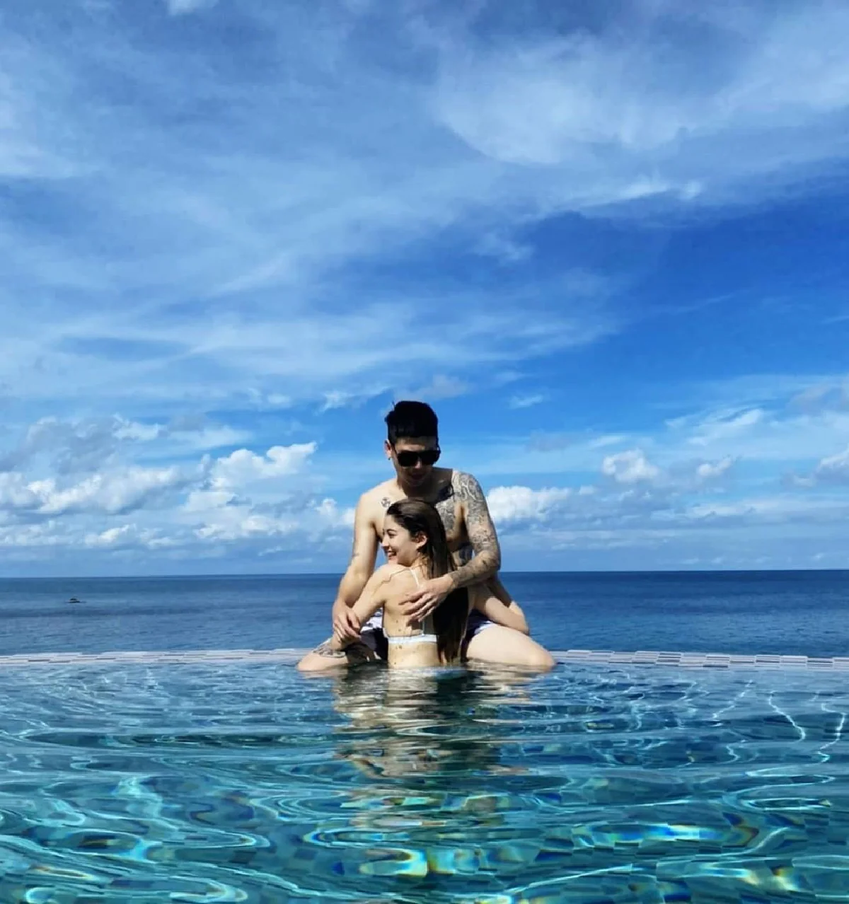 มาร์กี้-ป๊อก ปล่อยภาพหวานริมสระ ทำเอาคนแห่แซวเพิ่งแต่งงานกันใช่ไหม?