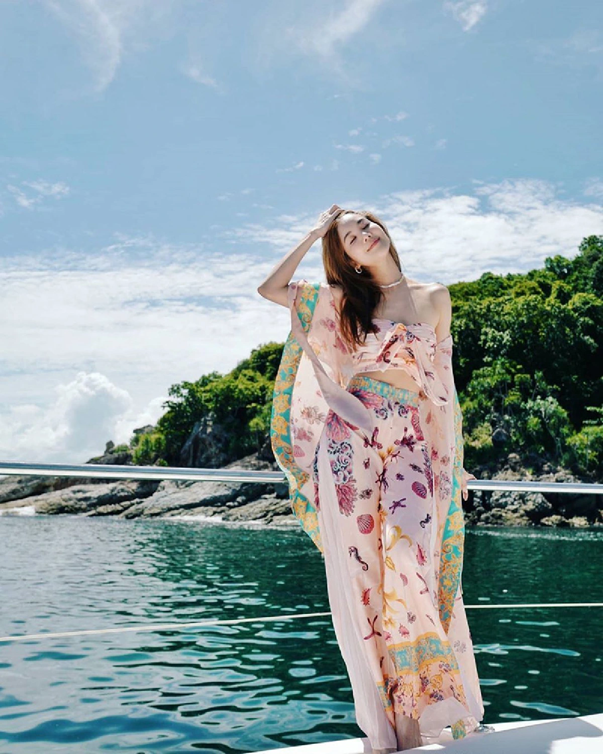 โมเมนต์น่ารัก ก้อย-ตูน เล่นกับหลานริมทะเล ถ้ามีลูกกันก็คงจะน่ารักประมาณนี้ (คลิป)