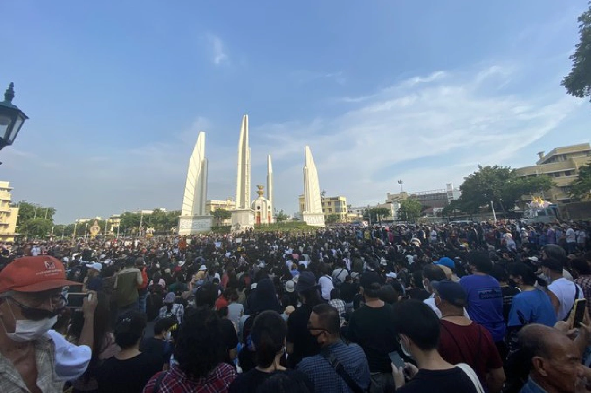 ม็อบน.ศ.นัดแรกพรึบ!ไล่ลุงตู่เดือด