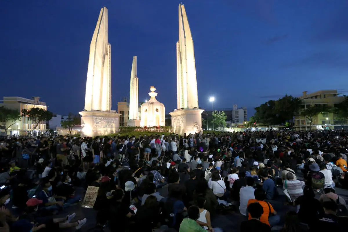 ม็อบน.ศ.นัดแรกพรึบ!ไล่ลุงตู่เดือด