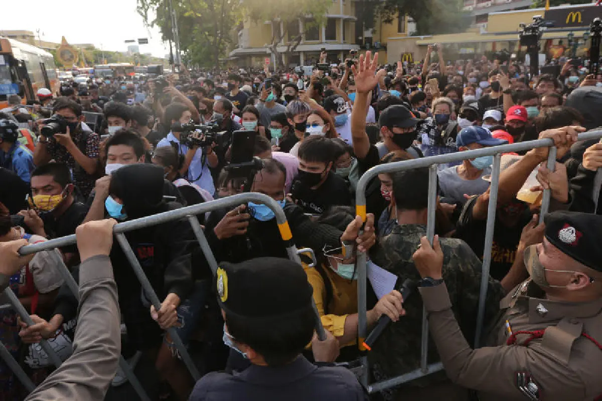 ม็อบน.ศ.นัดแรกพรึบ!ไล่ลุงตู่เดือด