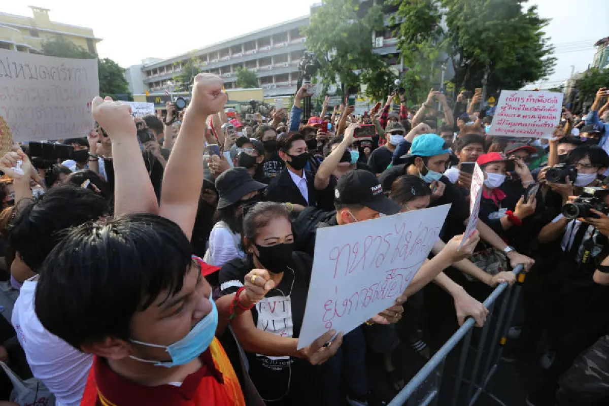 ม็อบน.ศ.นัดแรกพรึบ!ไล่ลุงตู่เดือด