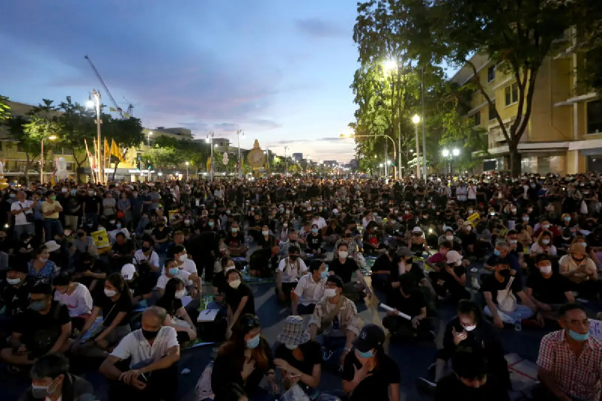 ม็อบน.ศ.นัดแรกพรึบ!ไล่ลุงตู่เดือด