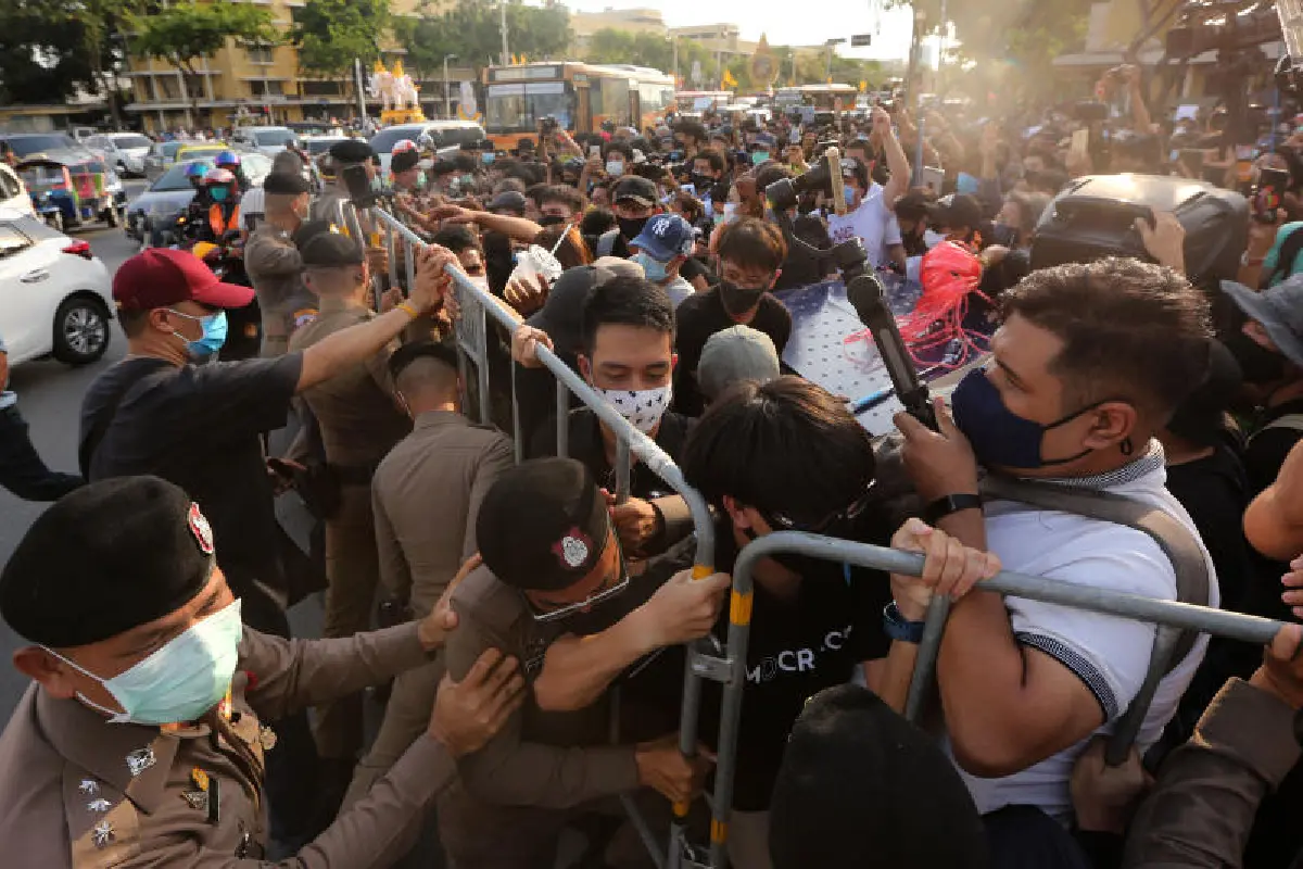 ม็อบน.ศ.นัดแรกพรึบ!ไล่ลุงตู่เดือด