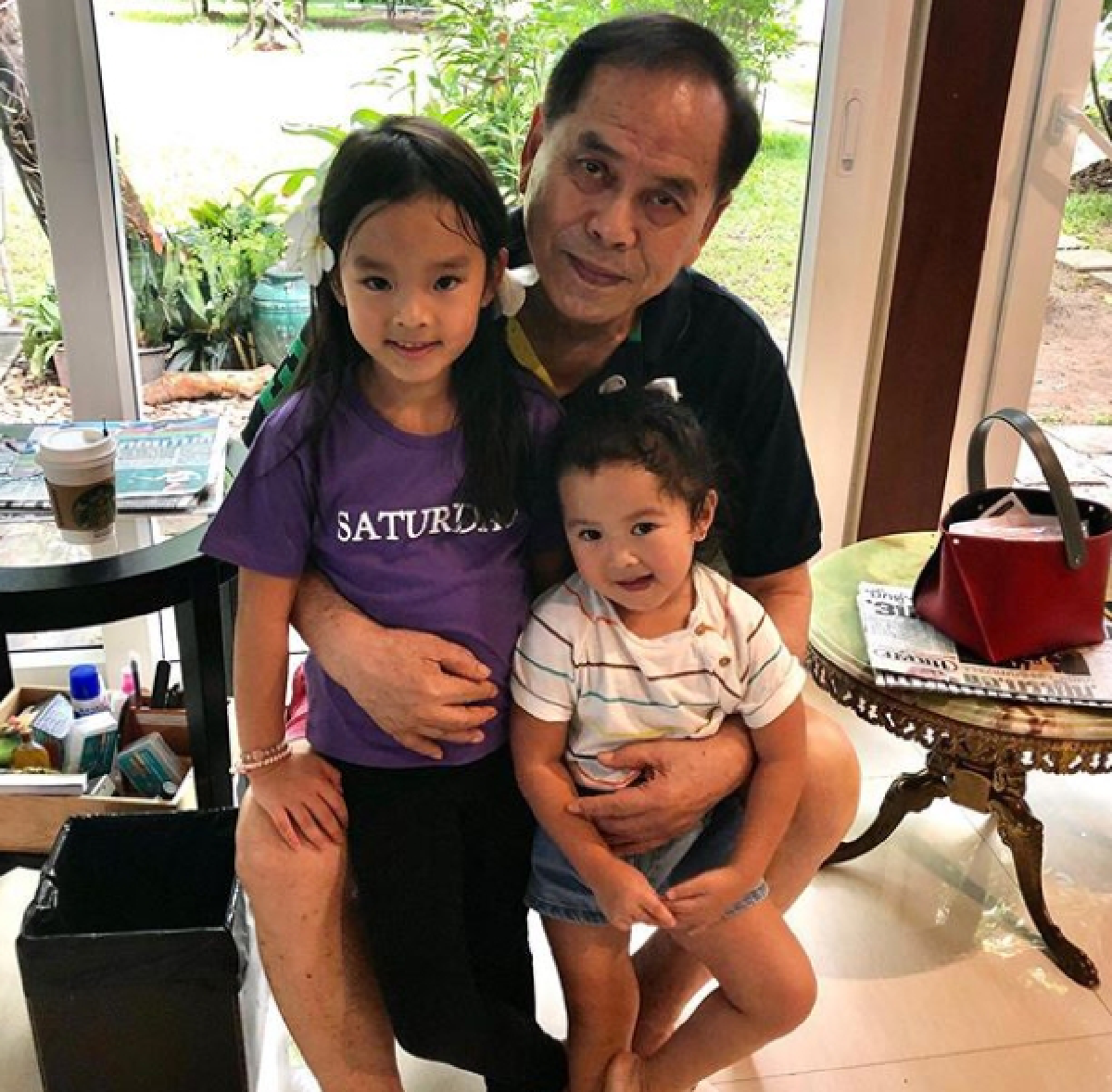 ถอดแบบกันมาเป๊ะๆ น้องปีใหม่ กับ คุณพ่อสงกรานต์ ในวันสบายๆที่บ้าน