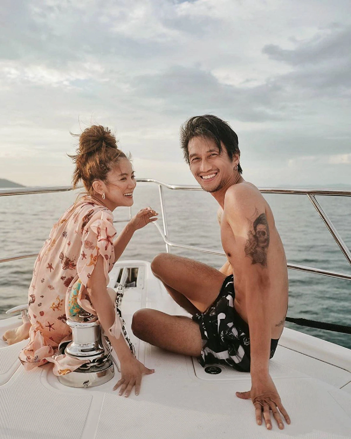 โมเมนต์น่ารัก ก้อย-ตูน เล่นกับหลานริมทะเล ถ้ามีลูกกันก็คงจะน่ารักประมาณนี้ (คลิป)