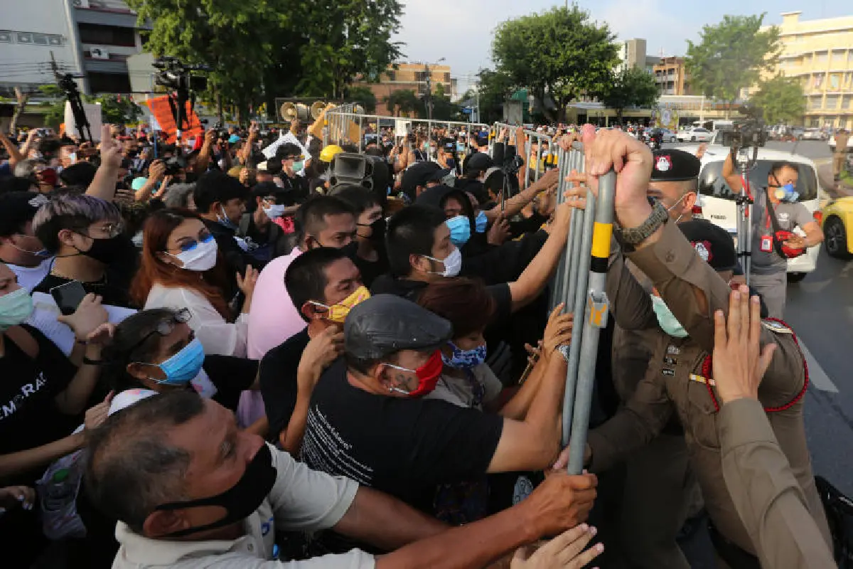 ม็อบน.ศ.นัดแรกพรึบ!ไล่ลุงตู่เดือด