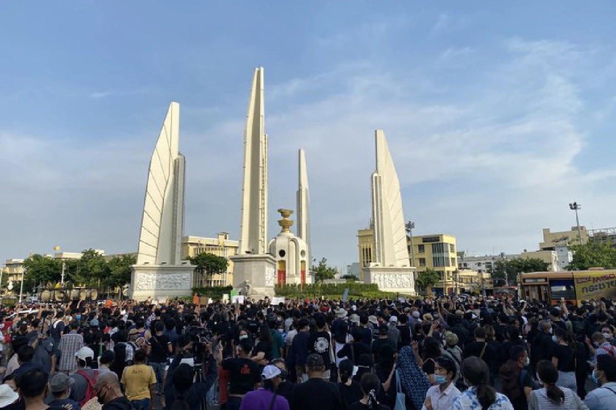 ม็อบน.ศ.นัดแรกพรึบ!ไล่ลุงตู่เดือด