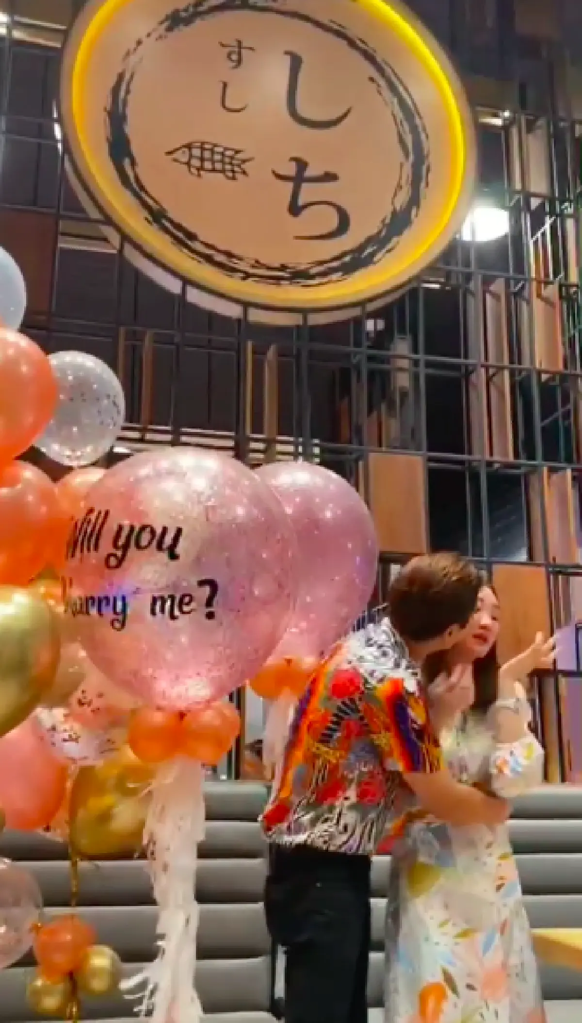   เฮลั่น!! “มาวิน ทวีผล” มือสั่นหยิบแหวนขอ “ตู่ ปิยวดี” แต่งงานกลางร้านซูชิแบบพีคๆ 