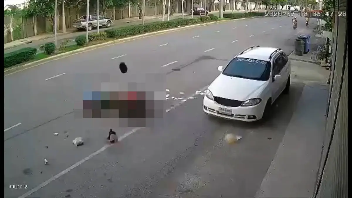 สลดหญิงขี่จักรยานยนต์หักหลบคนมักง่ายย้อนศรชนรถข้างทางดับ