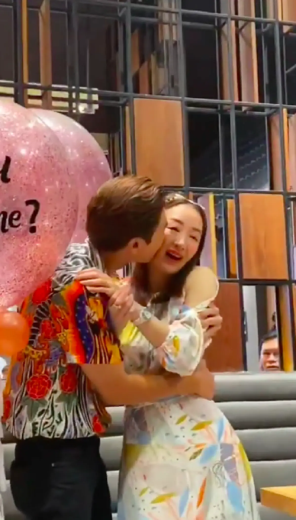   เฮลั่น!! “มาวิน ทวีผล” มือสั่นหยิบแหวนขอ “ตู่ ปิยวดี” แต่งงานกลางร้านซูชิแบบพีคๆ 