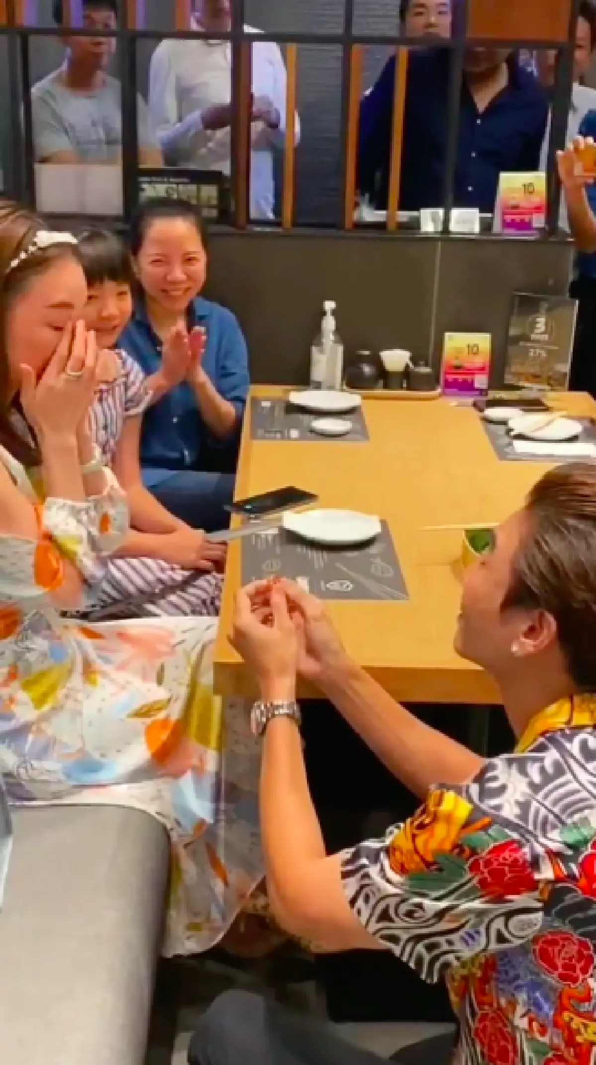   เฮลั่น!! “มาวิน ทวีผล” มือสั่นหยิบแหวนขอ “ตู่ ปิยวดี” แต่งงานกลางร้านซูชิแบบพีคๆ 