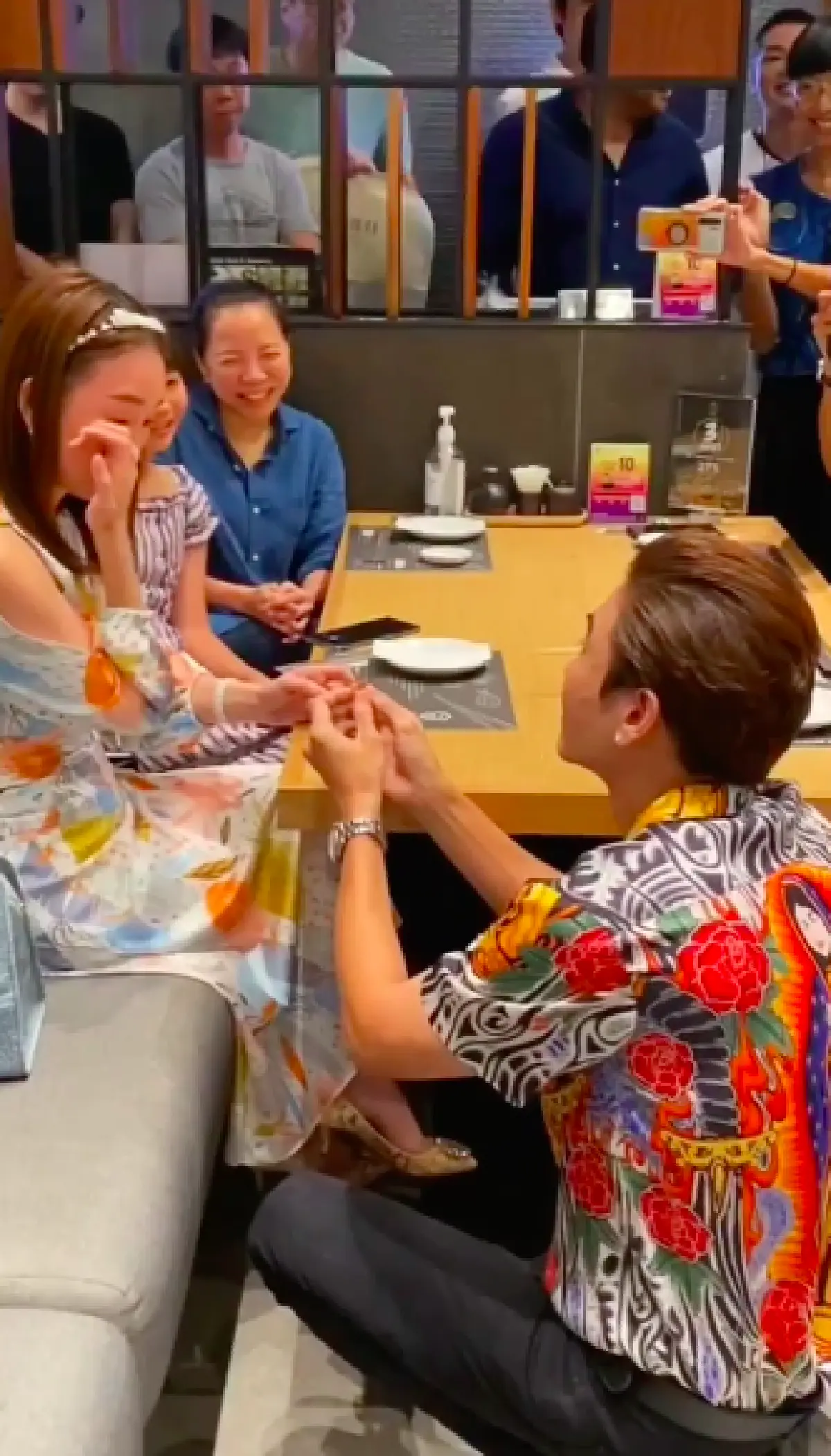   เฮลั่น!! “มาวิน ทวีผล” มือสั่นหยิบแหวนขอ “ตู่ ปิยวดี” แต่งงานกลางร้านซูชิแบบพีคๆ 