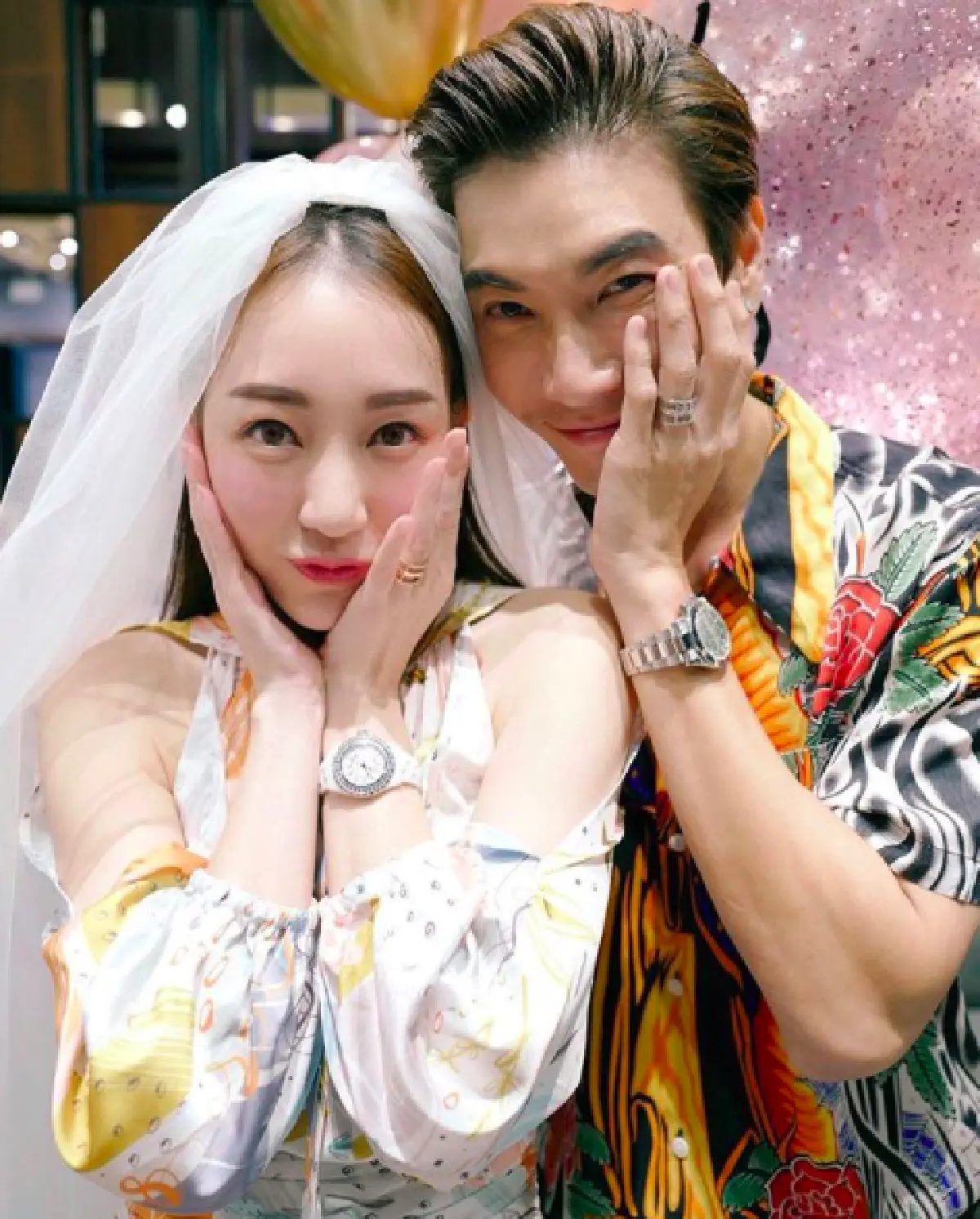   เฮลั่น!! “มาวิน ทวีผล” มือสั่นหยิบแหวนขอ “ตู่ ปิยวดี” แต่งงานกลางร้านซูชิแบบพีคๆ 