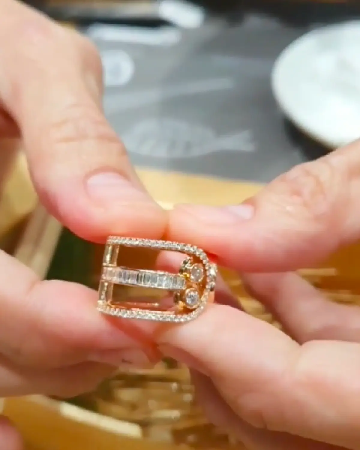   เฮลั่น!! “มาวิน ทวีผล” มือสั่นหยิบแหวนขอ “ตู่ ปิยวดี” แต่งงานกลางร้านซูชิแบบพีคๆ 