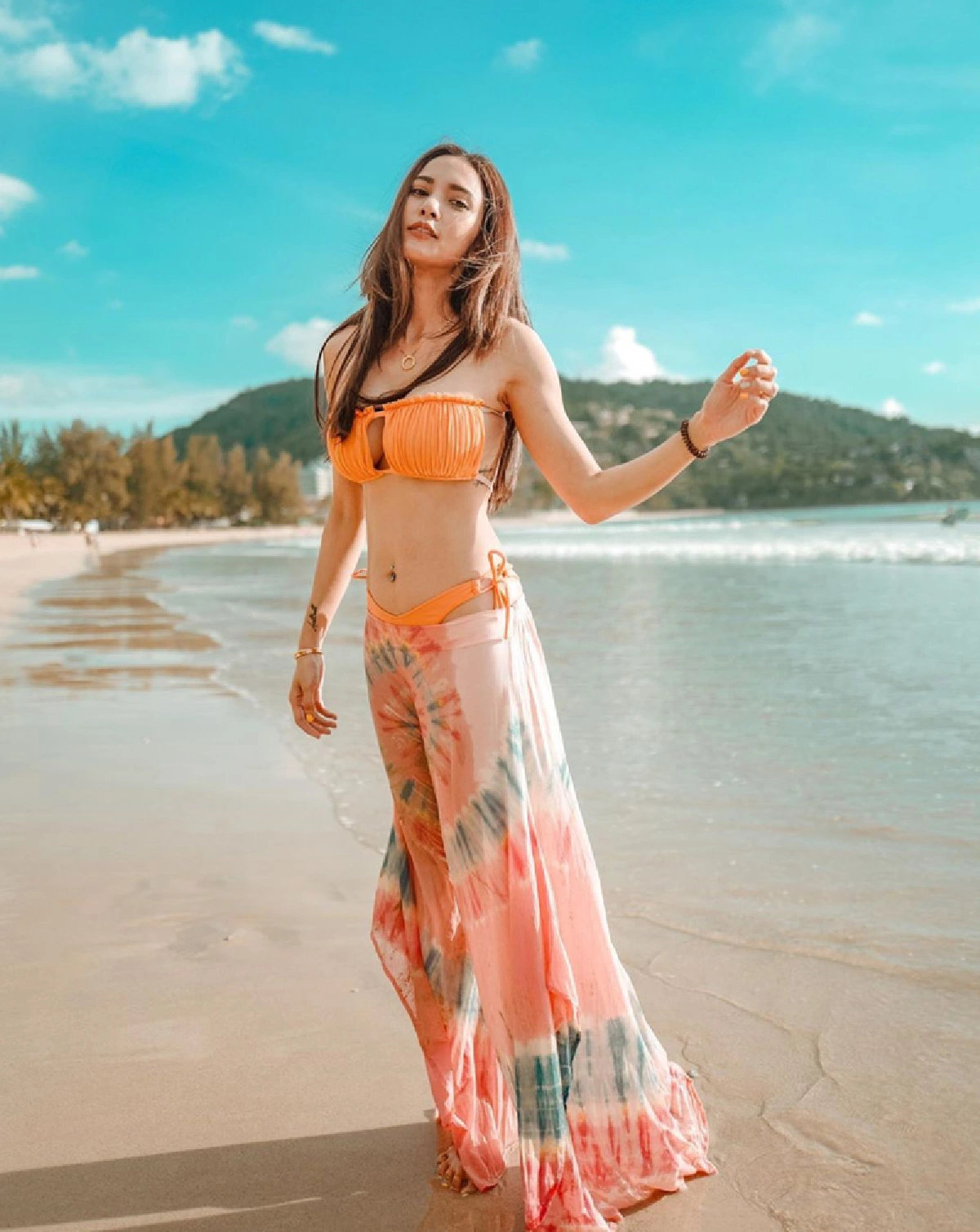 “อุ้ม ลักขณา” สาดความแซ่บไม่มียั้ง! โพสท่าท้าแดดร้อนๆ ในชุดเกาะอกตัวจิ๋ว