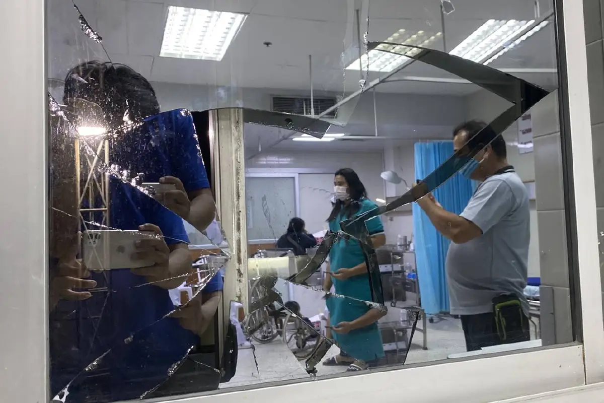 วัยรุ่นยกพวกไล่ตีกันในห้องฉุกเฉินโรงพยาบาล ทำร้ายหมอ-เจ้าหน้าที่