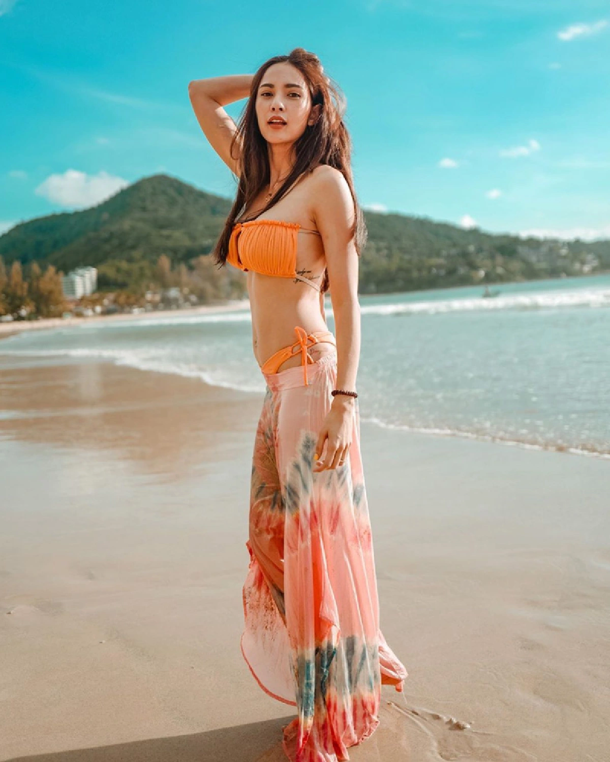 “อุ้ม ลักขณา” สาดความแซ่บไม่มียั้ง! โพสท่าท้าแดดร้อนๆ ในชุดเกาะอกตัวจิ๋ว