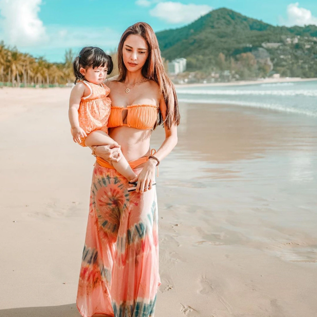 “อุ้ม ลักขณา” สาดความแซ่บไม่มียั้ง! โพสท่าท้าแดดร้อนๆ ในชุดเกาะอกตัวจิ๋ว