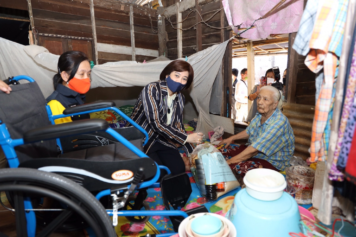ประธาน ‘สถาบันอนุสรี รวมใจให้กัน’ มอบรถเข็นวีลแชร์ช่วยผู้พิการและผู้สูงอายุ จ.สมุทรสาคร