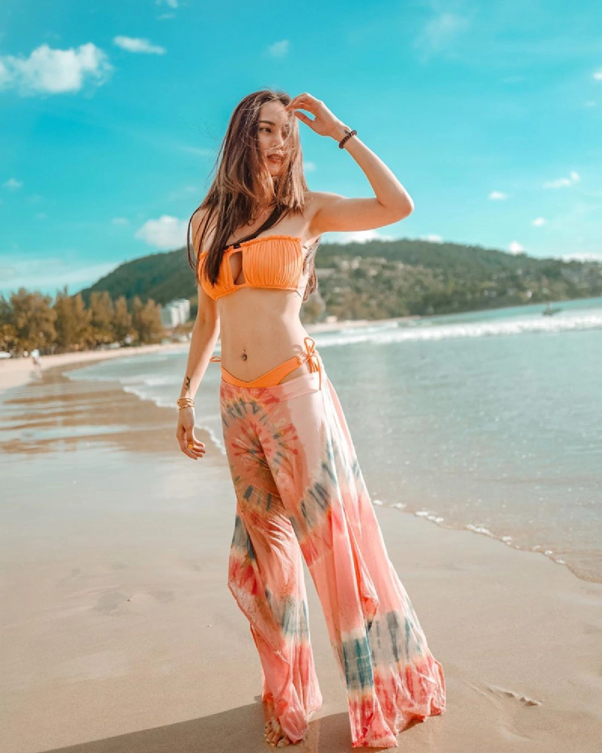 “อุ้ม ลักขณา” สาดความแซ่บไม่มียั้ง! โพสท่าท้าแดดร้อนๆ ในชุดเกาะอกตัวจิ๋ว