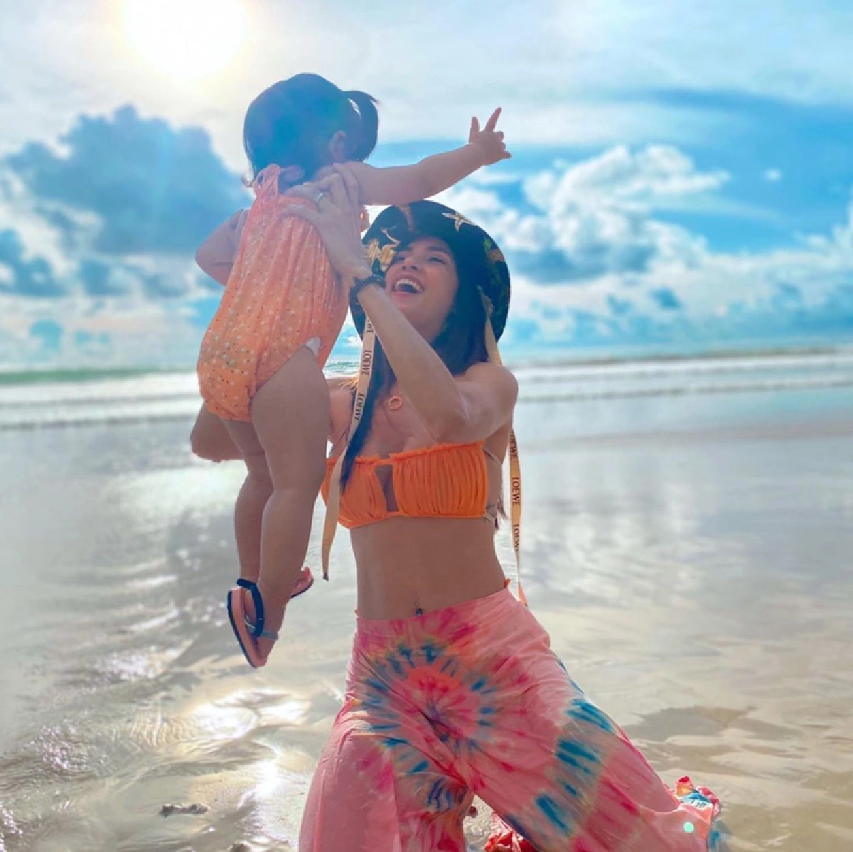 “อุ้ม ลักขณา” สาดความแซ่บไม่มียั้ง! โพสท่าท้าแดดร้อนๆ ในชุดเกาะอกตัวจิ๋ว