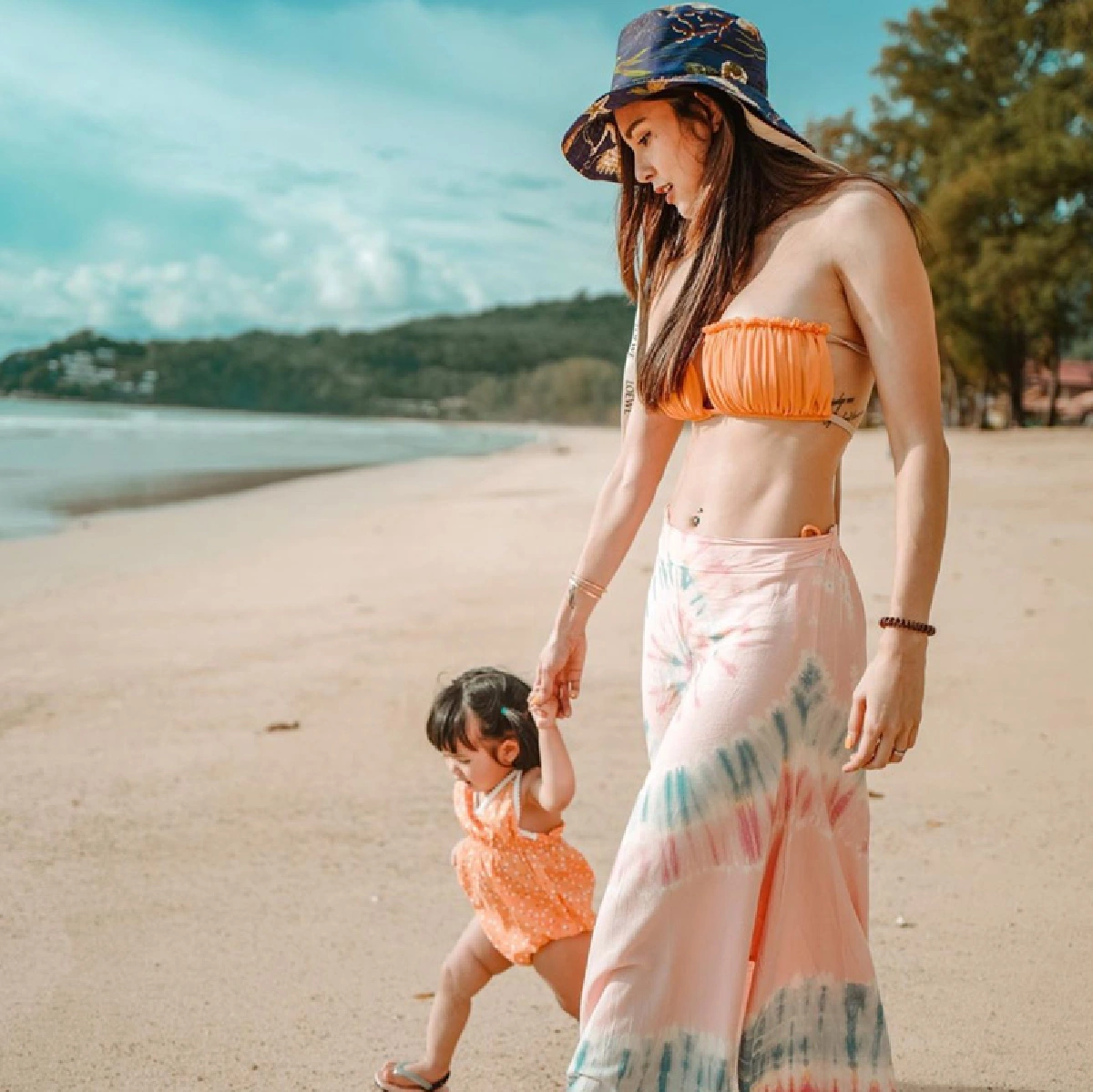 “อุ้ม ลักขณา” สาดความแซ่บไม่มียั้ง! โพสท่าท้าแดดร้อนๆ ในชุดเกาะอกตัวจิ๋ว