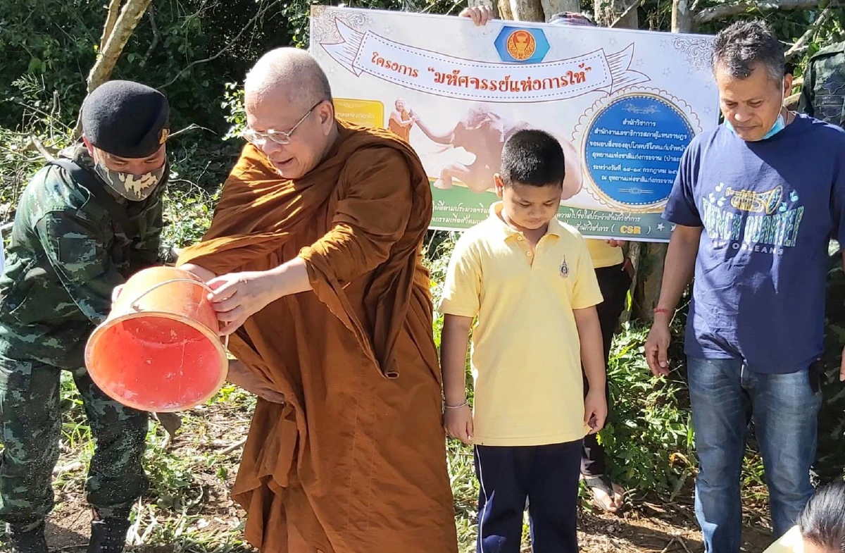"พระเท้าเปล่า"ชวนชาวบ้านทหารทำโป่งเทียมปลูกหญ้าเป็นอาหารช้าง