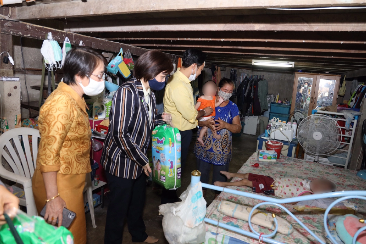 ประธาน ‘สถาบันอนุสรี รวมใจให้กัน’ มอบรถเข็นวีลแชร์ช่วยผู้พิการและผู้สูงอายุ จ.สมุทรสาคร