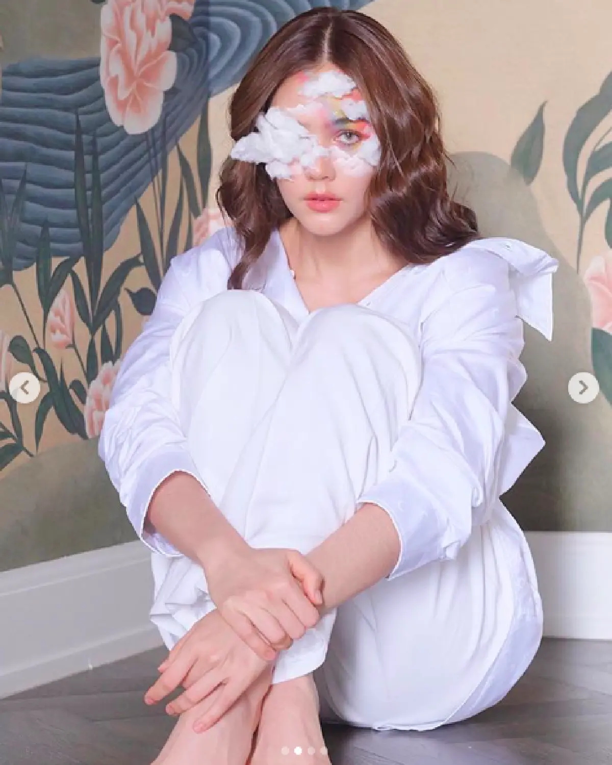  “ชมพู่ อารยา” โพสต์ภาพท้องฟ้า-ก้อนเมฆ สดใส พร้อมกับแต่งหน้าแบบมีความเชื่อมโยง