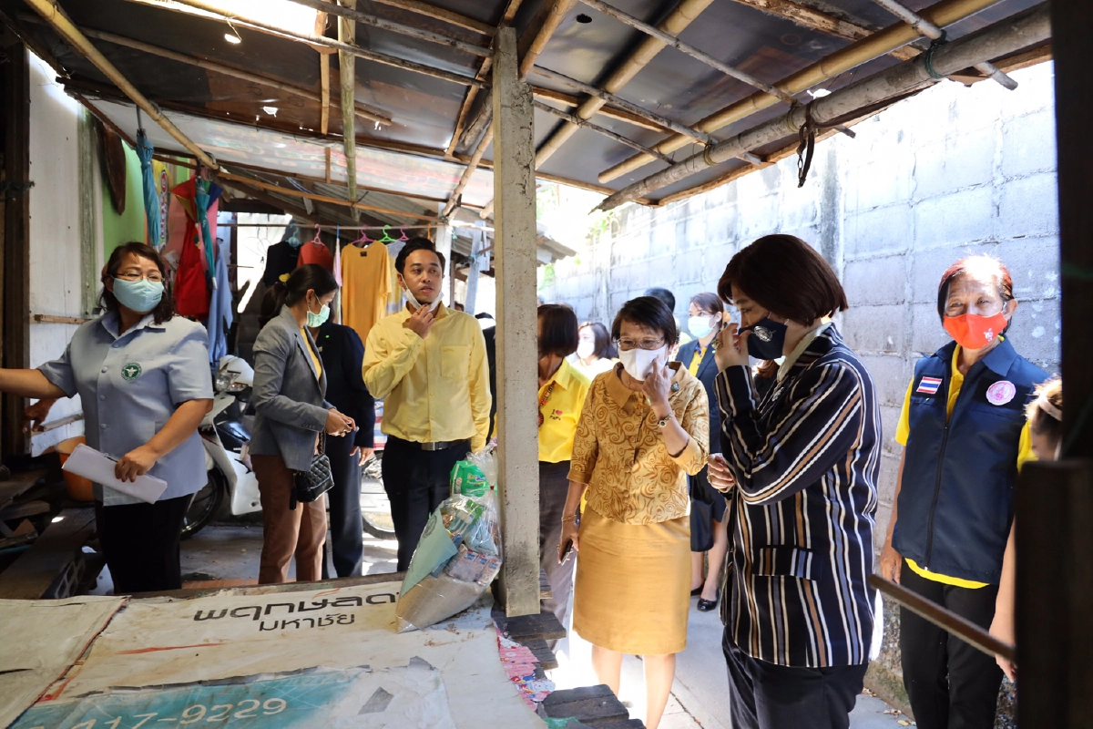 ประธาน ‘สถาบันอนุสรี รวมใจให้กัน’ มอบรถเข็นวีลแชร์ช่วยผู้พิการและผู้สูงอายุ จ.สมุทรสาคร