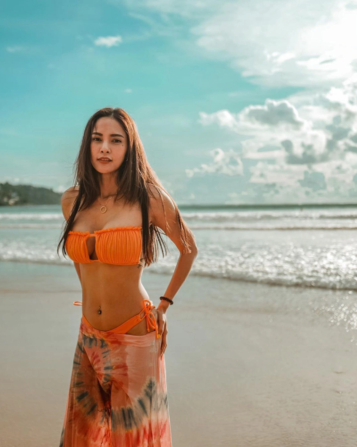 “อุ้ม ลักขณา” สาดความแซ่บไม่มียั้ง! โพสท่าท้าแดดร้อนๆ ในชุดเกาะอกตัวจิ๋ว