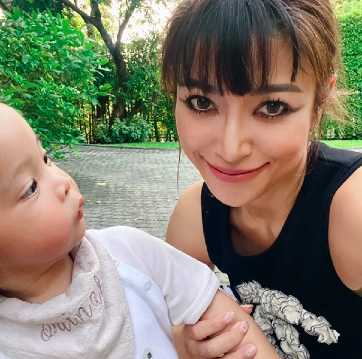 ลุคนี้แม่ได้นะ! "เอมมี่ มรกต" กับผมทรงหน้าม้า ที่ฉุดให้หน้าเด็กลงมาก