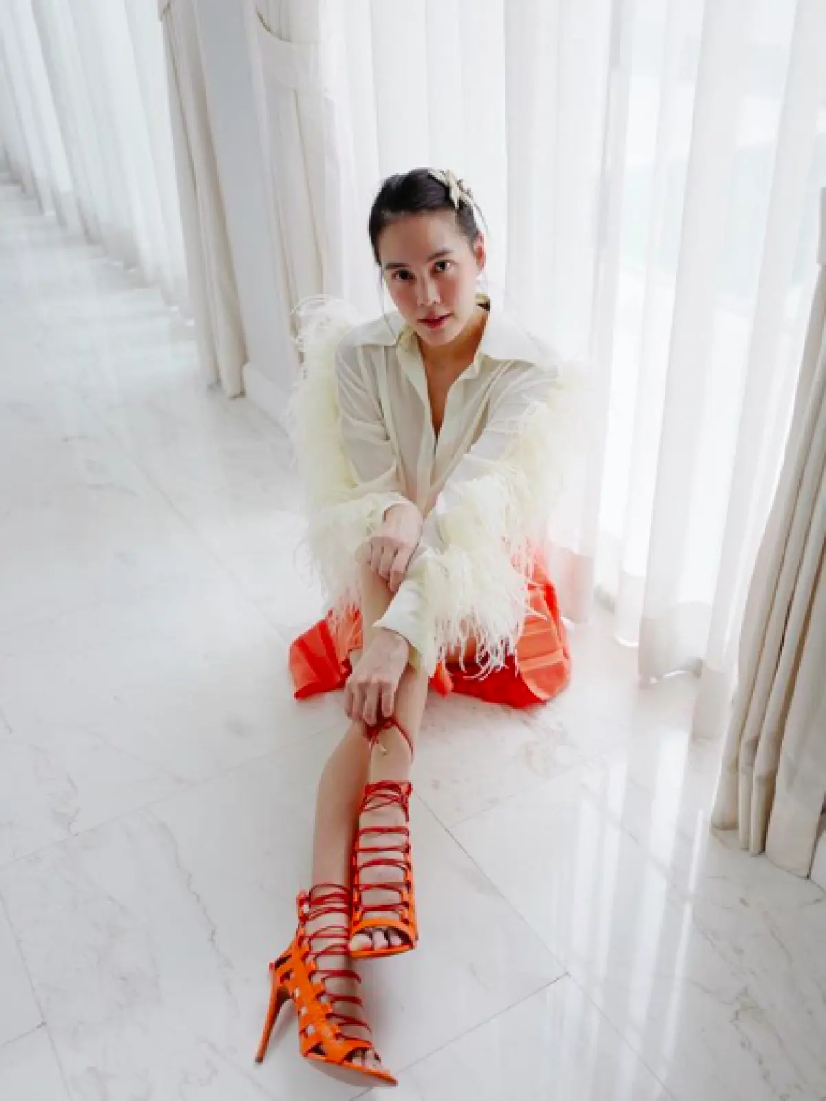  “มิกกี้” ถูกคนแซะแต่งงานกับ “เจนี่” อยู่สบายจนไม่ต้องทำงาน  ออกแต่กำลังกายอยู่บ้าน