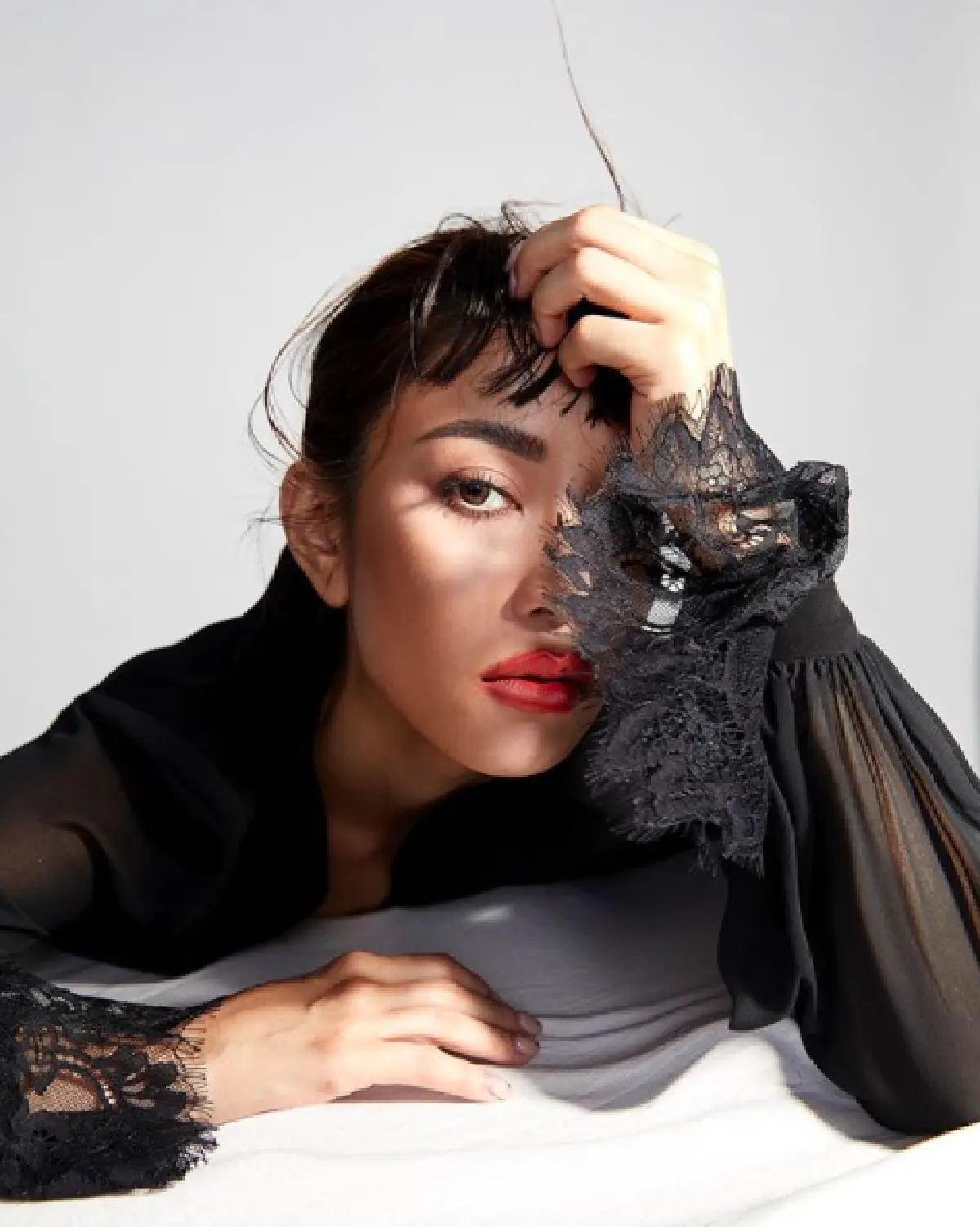 ลุคนี้แม่ได้นะ! "เอมมี่ มรกต" กับผมทรงหน้าม้า ที่ฉุดให้หน้าเด็กลงมาก