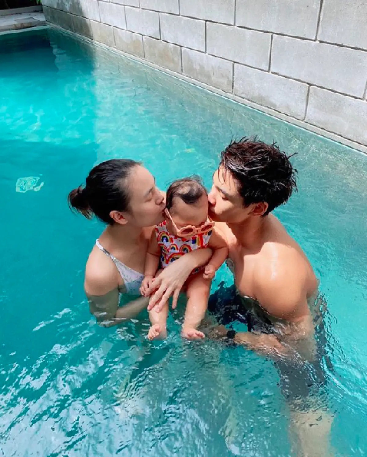  “มิกกี้” ถูกคนแซะแต่งงานกับ “เจนี่” อยู่สบายจนไม่ต้องทำงาน  ออกแต่กำลังกายอยู่บ้าน