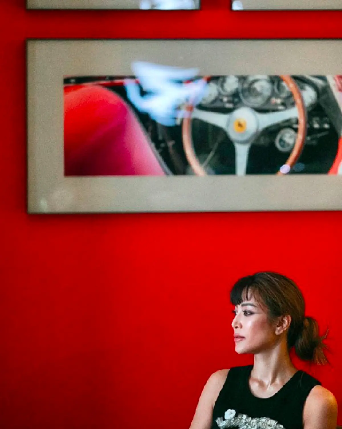 ลุคนี้แม่ได้นะ! "เอมมี่ มรกต" กับผมทรงหน้าม้า ที่ฉุดให้หน้าเด็กลงมาก