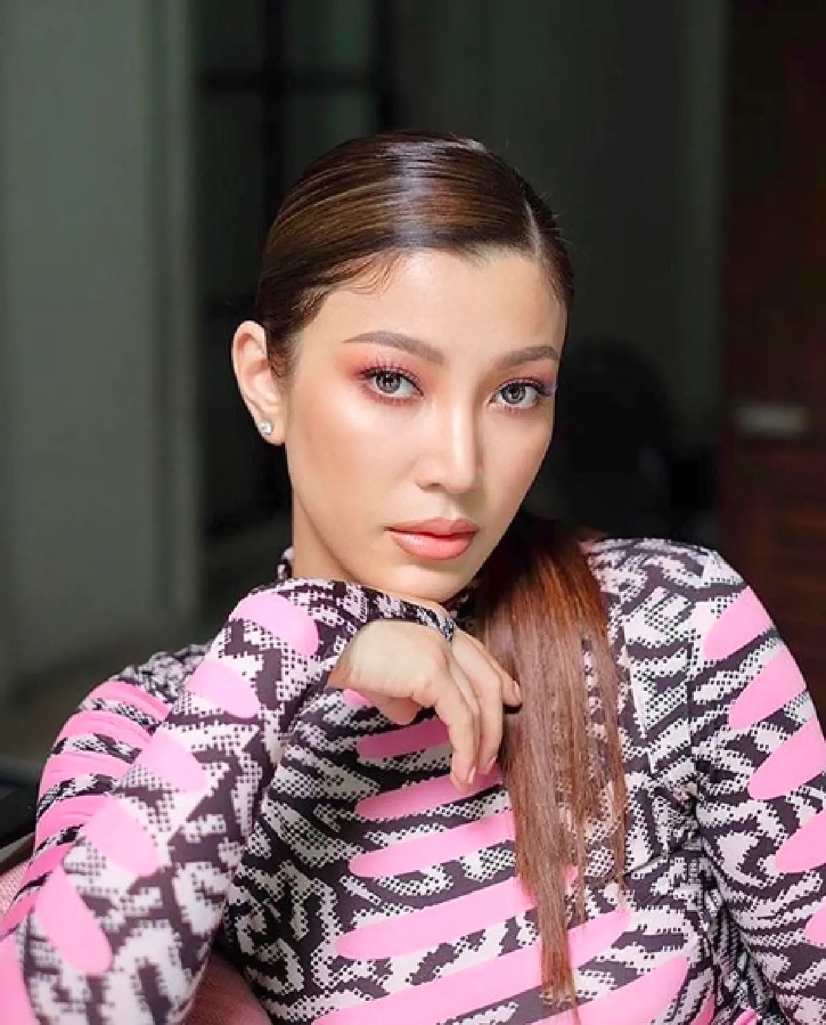 ลุคนี้แม่ได้นะ! "เอมมี่ มรกต" กับผมทรงหน้าม้า ที่ฉุดให้หน้าเด็กลงมาก