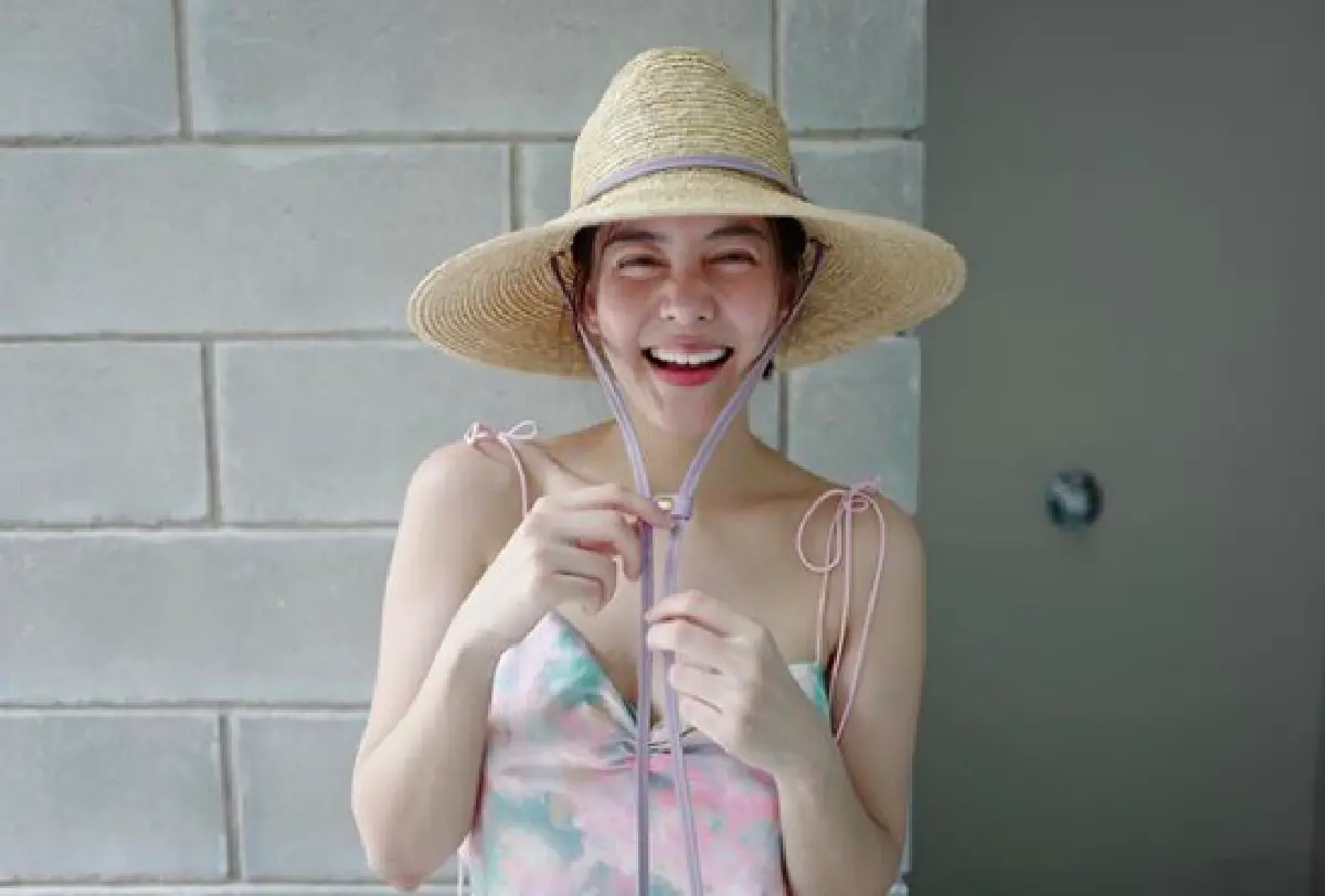  “มิกกี้” ถูกคนแซะแต่งงานกับ “เจนี่” อยู่สบายจนไม่ต้องทำงาน  ออกแต่กำลังกายอยู่บ้าน