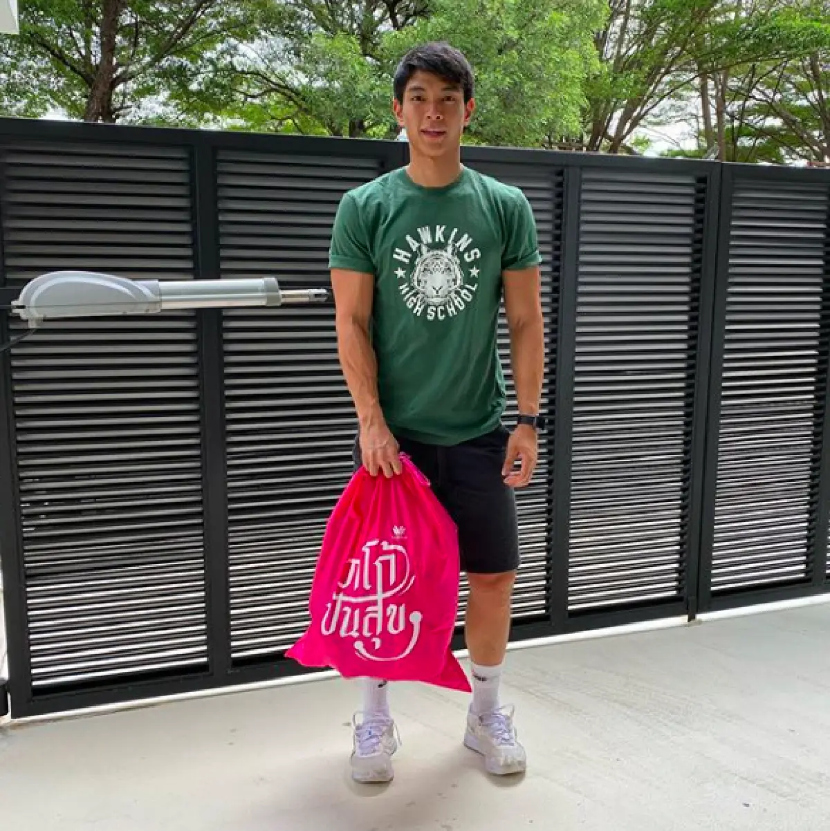  “มิกกี้” ถูกคนแซะแต่งงานกับ “เจนี่” อยู่สบายจนไม่ต้องทำงาน  ออกแต่กำลังกายอยู่บ้าน