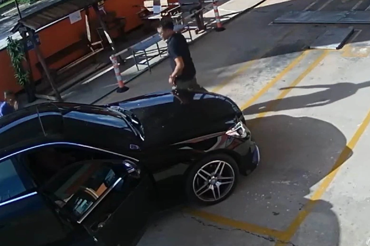 ตำรวจไล่เช็ควงจรปิดจนรู้ตัวคนขับเบนซ์ชกคุณตาวัย69 สารภาพทำจริง