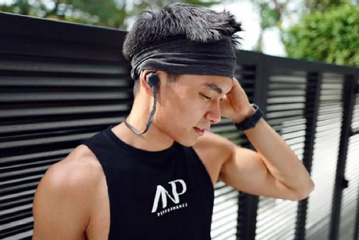  “มิกกี้” ถูกคนแซะแต่งงานกับ “เจนี่” อยู่สบายจนไม่ต้องทำงาน  ออกแต่กำลังกายอยู่บ้าน