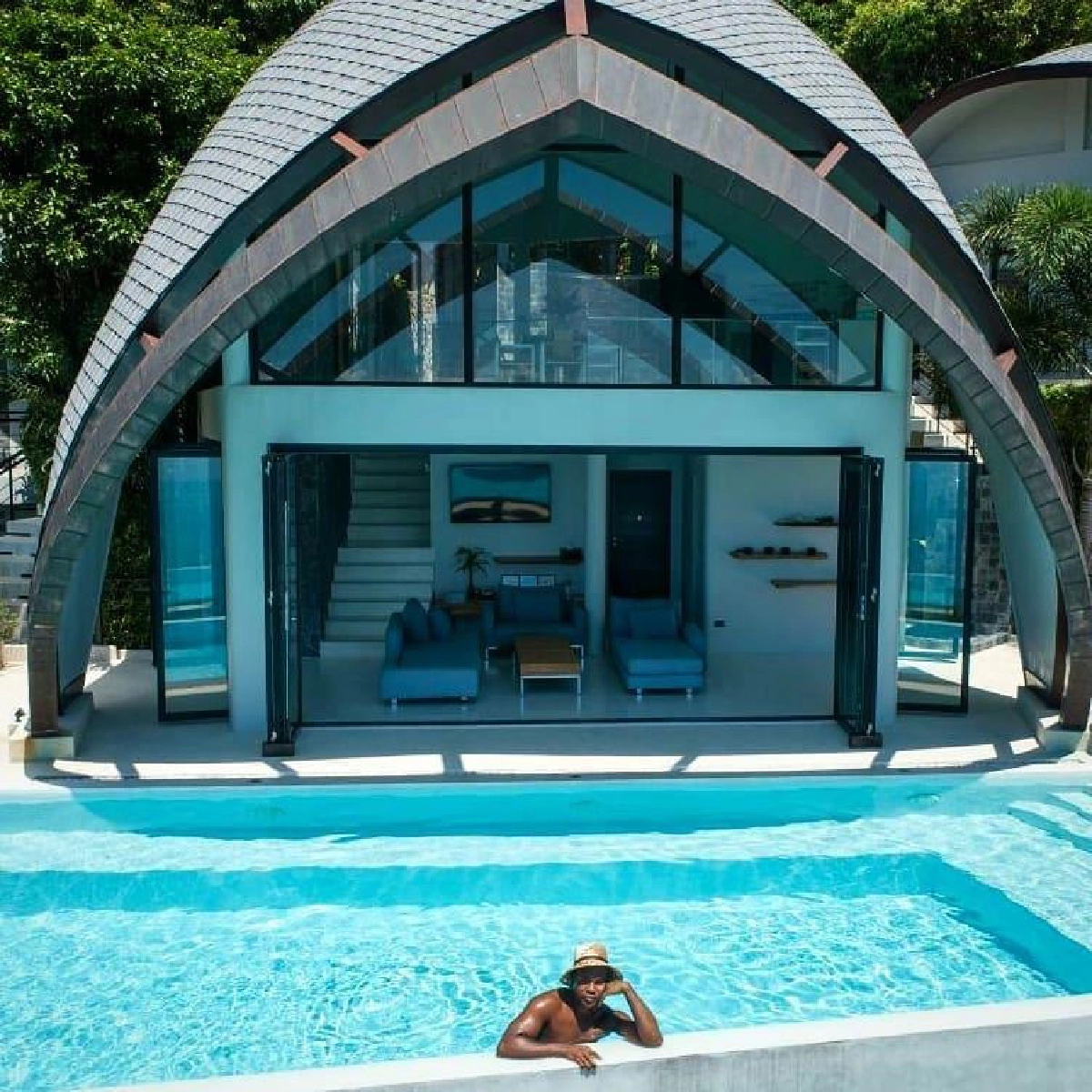 “รัศมีแข” ทำทะเลสุราษฎร์ธานีเดือด! จัดเต็มแฟชั่นชาวเกาะ เบาๆ แต่แซ่บ