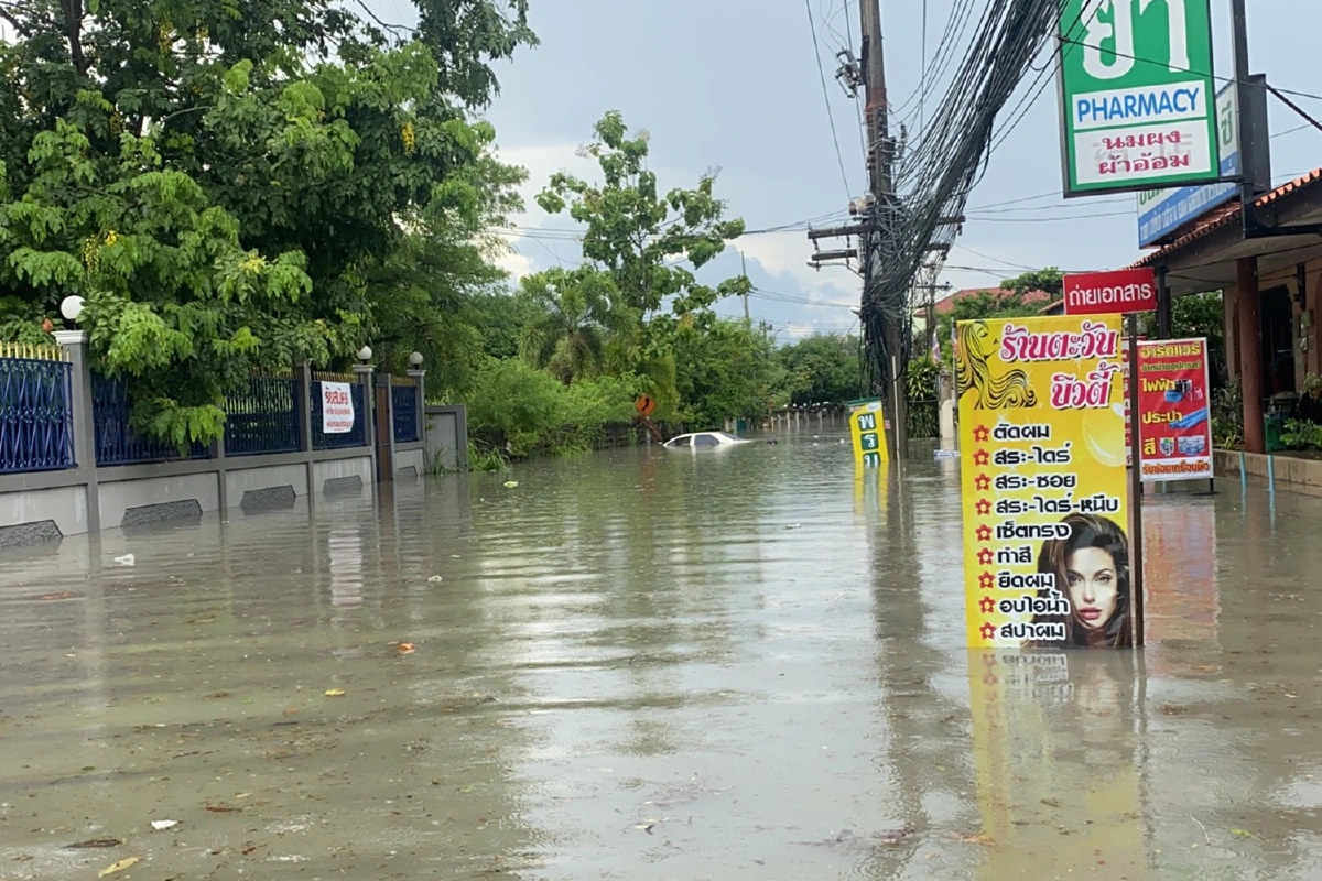 ฝนกระหน่ำพัทยานาน2ชม.น้ำท่วมเก๋งเกือบมิดหลังคา